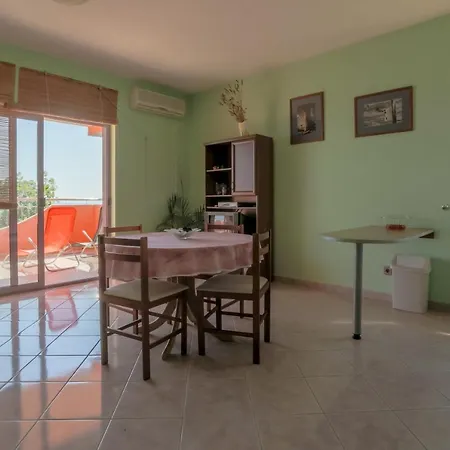 Πανσιόν Rino Dramalj